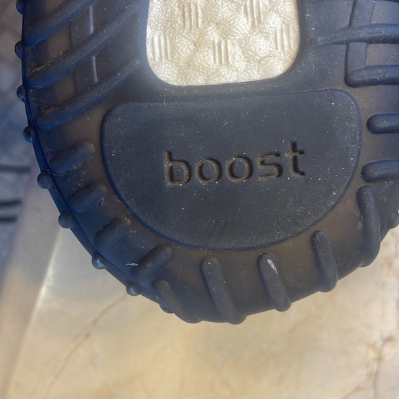 Yeezy size 7 Sneaker - Picture 6 of 10